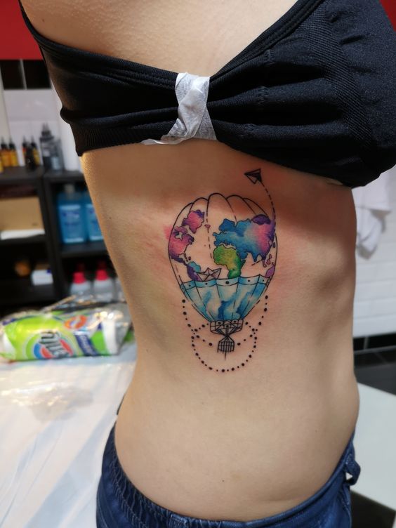 Tatouage Montgolfière Et Avion En Papier Sur Les Côtes