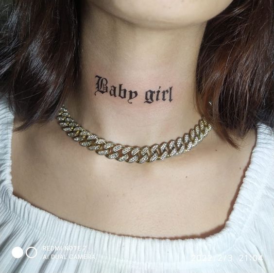 Tatouage Mot Baby Girl Sur Le Cou