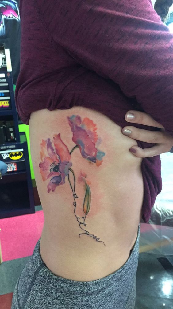 Tatouage Fleurs & Signature Sur Les Côtes