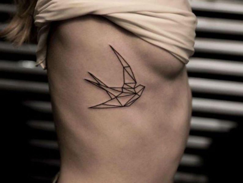 Tatouage Hirondelle Géométrique Sur Les Côtes