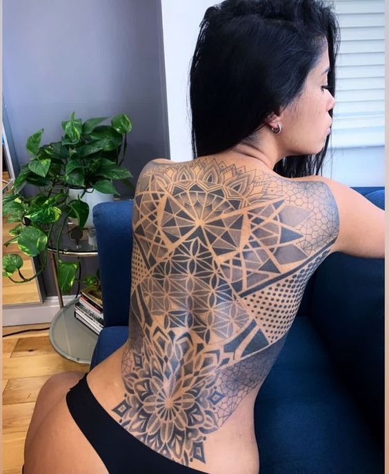 Tatouage Mandala Géométrique Sur Le Dos