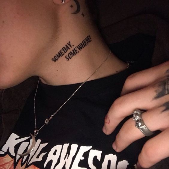 Tatouage Mots Someday Somewhere Sur Le Cou