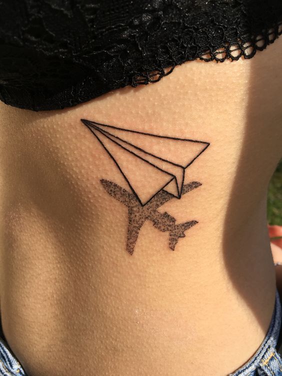 Tatouage Avion En Papier Sur Les Côtes