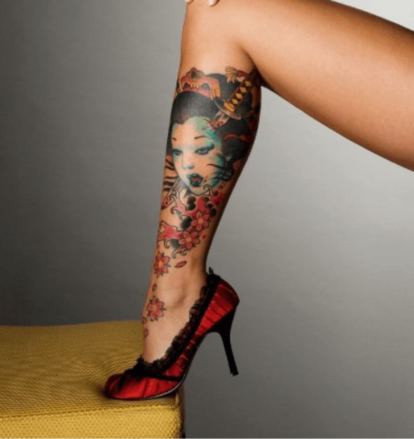 Tatouage Femme Et Poignard Sur Le Mollet