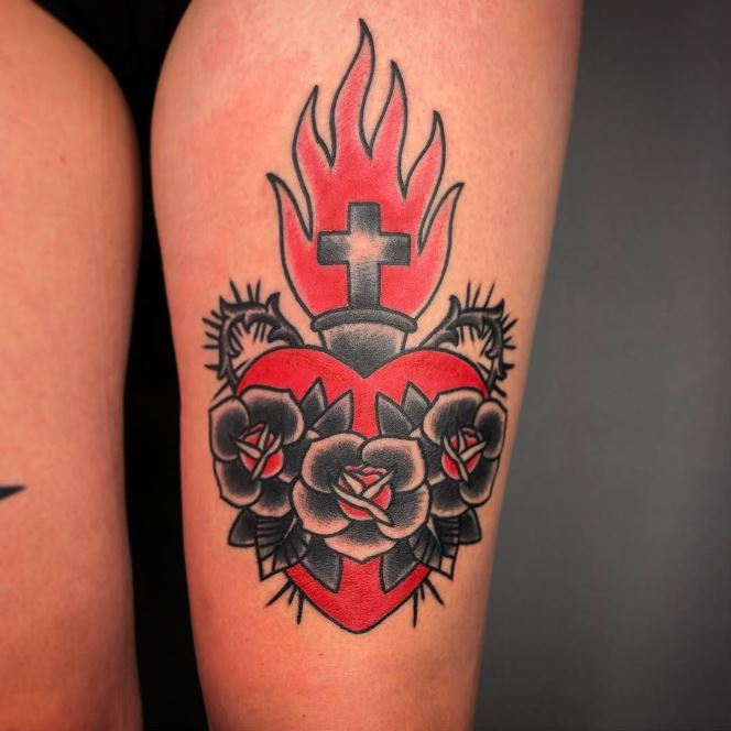 Tatouage Fleurs Noires, Coeur Et Croix Sur La Cuisse