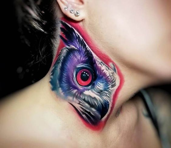 Tatouage Hibou Violet Sur Le Cou