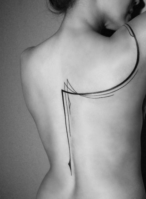 Tatouage Lignes Et Pointes De Flèche Sur Le Dos