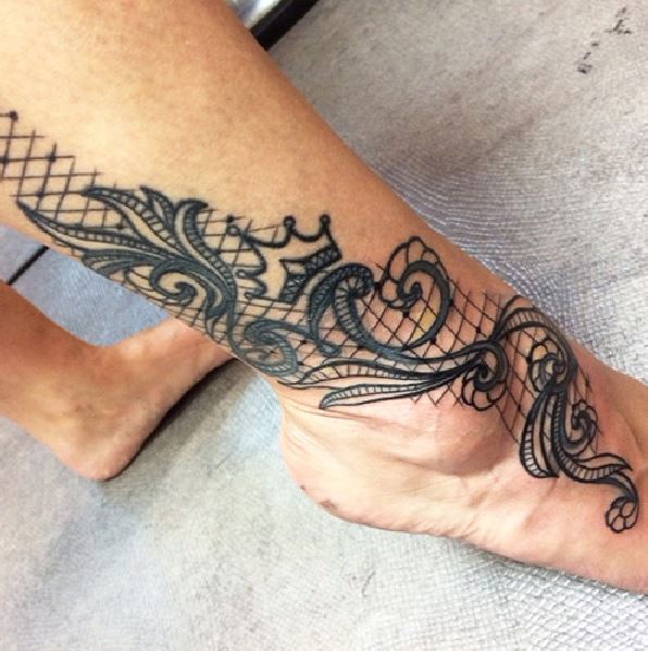 Tatouage Dentelle à Motif Avec Couronne Sur La Cheville