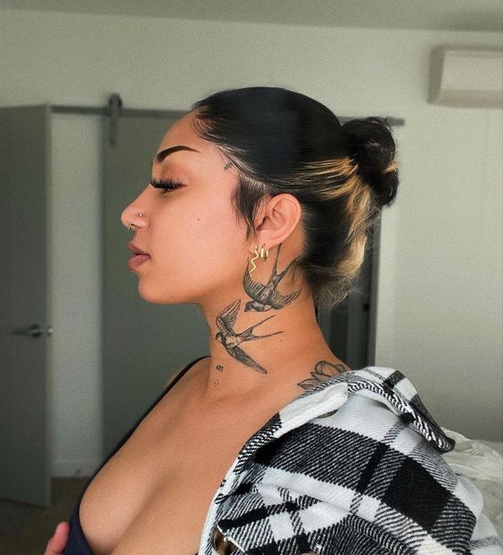 Tatouage Hirondelles En Noir Et Gris Sur Le Cou