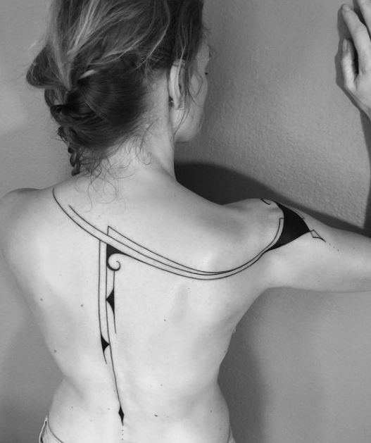 Tatouage Lignes Et Figures Géométriques Noires Sur Le Dos