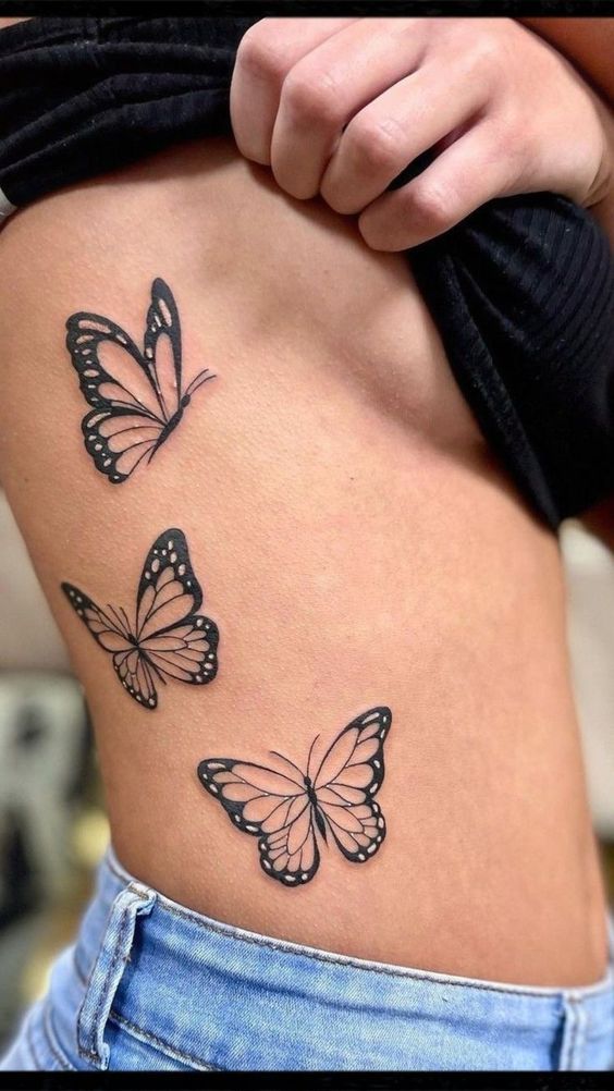Tatouage Papillons En Noir Et Blanc Sur Les Côtes