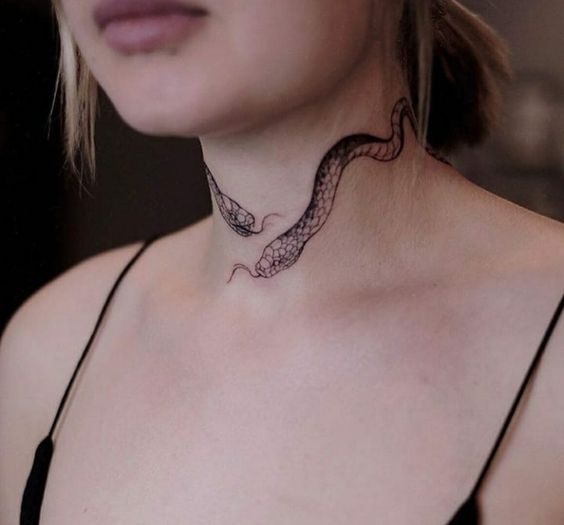 Tatouage Serpent En Noir Et Gris Sur Le Cou