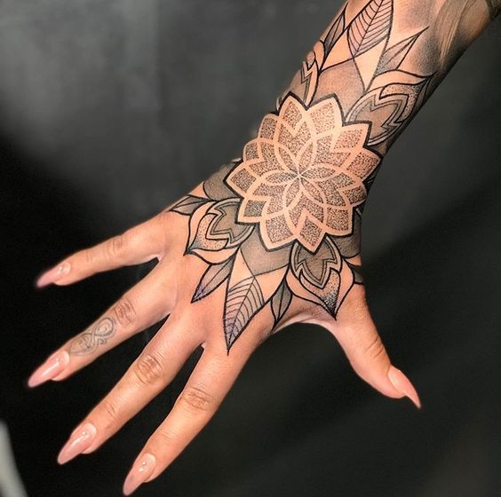 Tatouage Mandala Fleuri Avec Dotwork Sur La Main