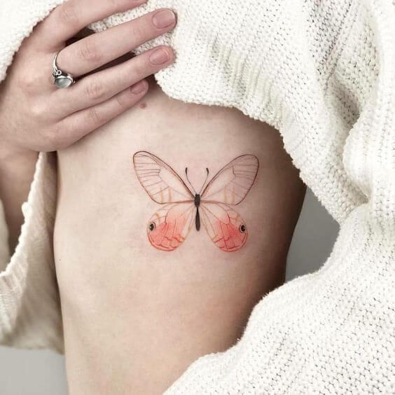 Tatouage Papillon Orange Sur Les Côtes