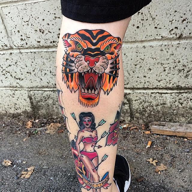Tatouage Tigre, Femme Et Flèches Sur La Jambe
