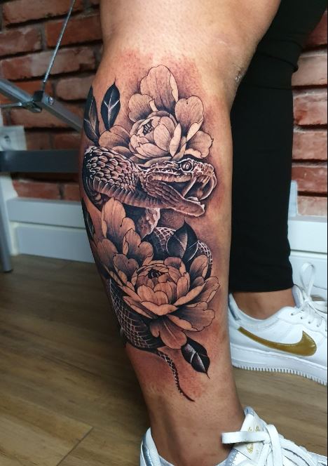 Tatouage Vipère Et Pivoine Sur Le Mollet