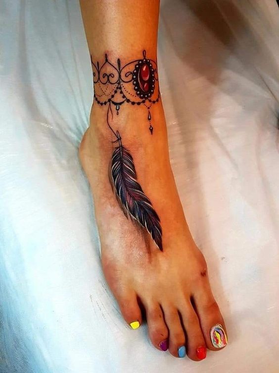 Tatouage Dentelle Avec Bijoux Et Plume Sur La Cheville