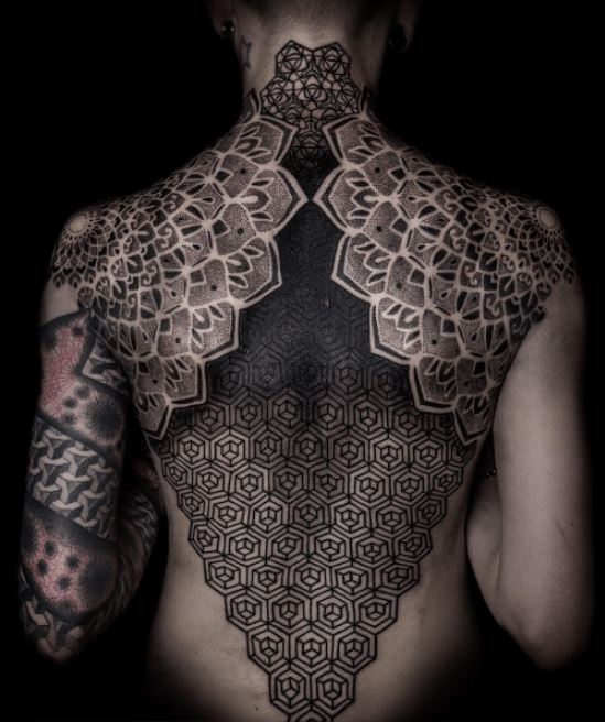 Tatouage Hexagones Et Mandala Sur Le Dos