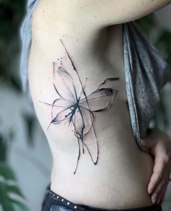 Tatouage Papillon Noir Graphique Sur Les Côtes