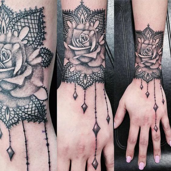 Tatouage Dentelle Avec Rose Et Pendentifs Sur Le Poignet