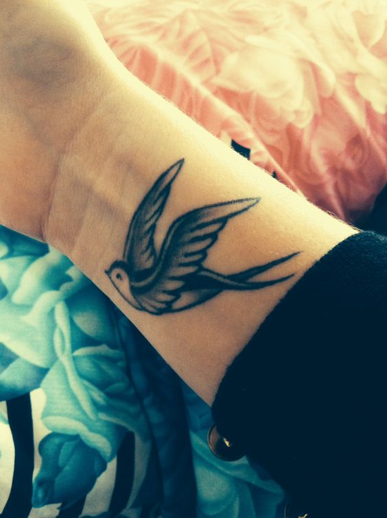 Tatouage Hirondelle En Noir Et Gris Sur Le Poignet
