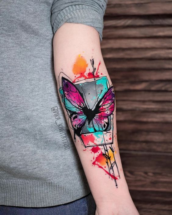 Tatouage Papillon Et Verre Sur L'avant Bras