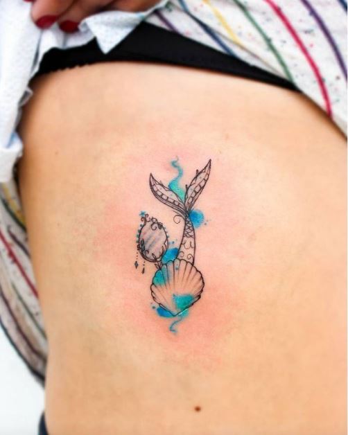 Tatouage Sirène Avec Coquillage Sur Les Côtes