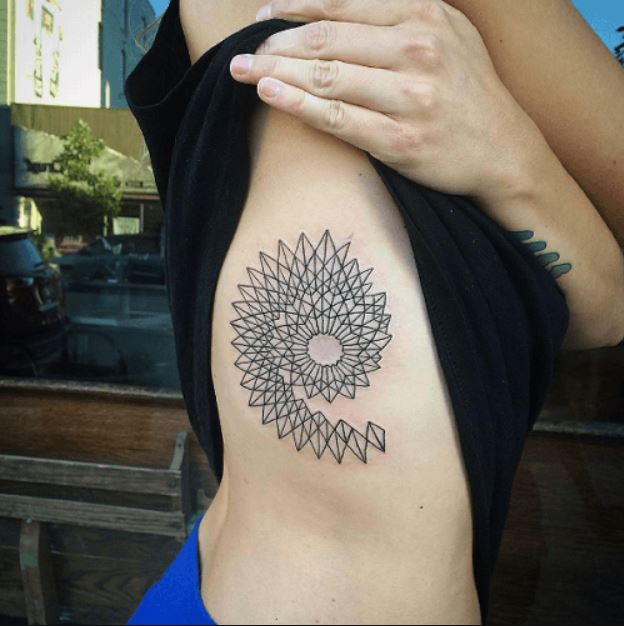 Tatouage Spirale Et Formes Géométriques Sur Les Côtes