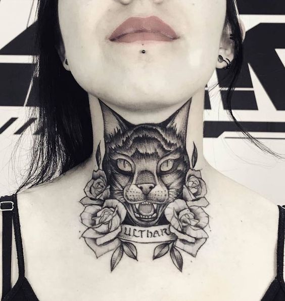 Tatouage Chat En Noir Et Gris Sur Le Cou