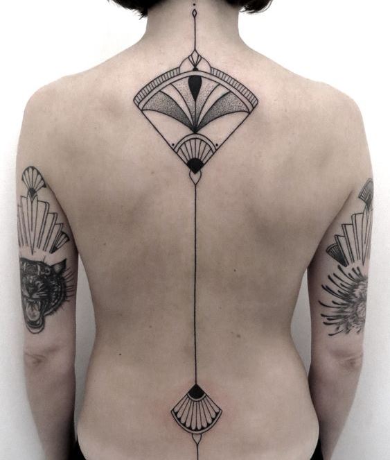 Tatouage éventail Et Ligne Fine Sur Le Dos