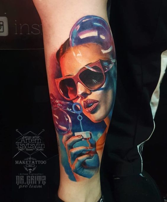 Tatouage Femme Et Bulles De Savon Sur Le Mollet