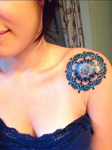 Tatouage Mandala Noir Et Bleu Avec Dots Sur L'épaule