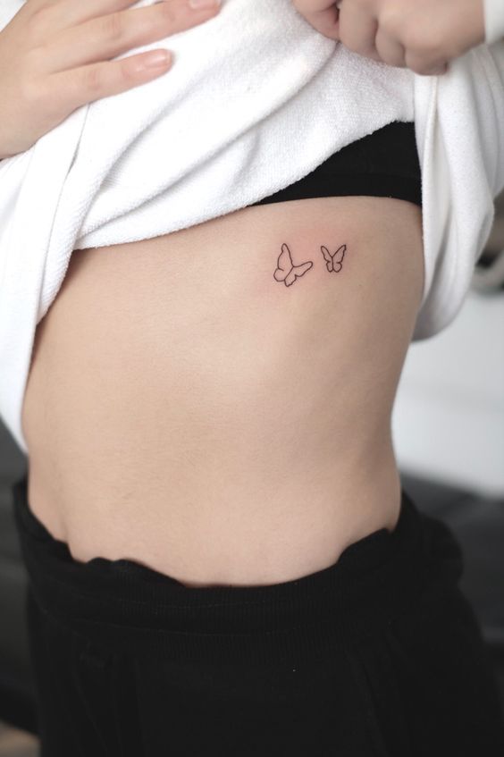 Tatouage Papillons Minimalistes Sur Les Côtes