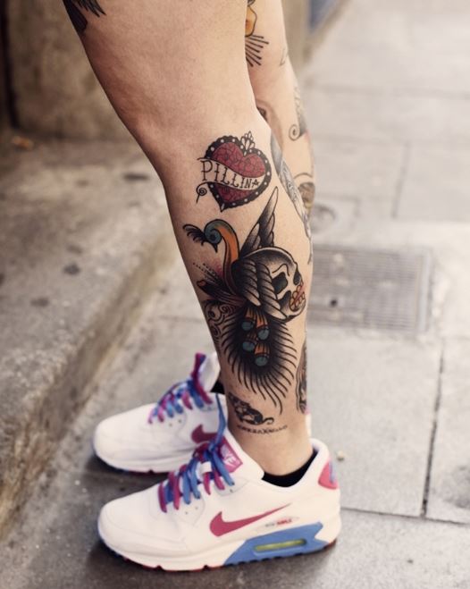 Tatouage Oiseau, Crâne Et Coeur Sur La Jambe