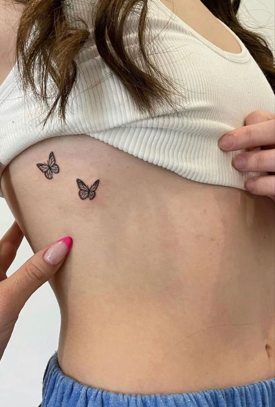 Tatouage Papillons à L'encre Noire Sur Les Côtes