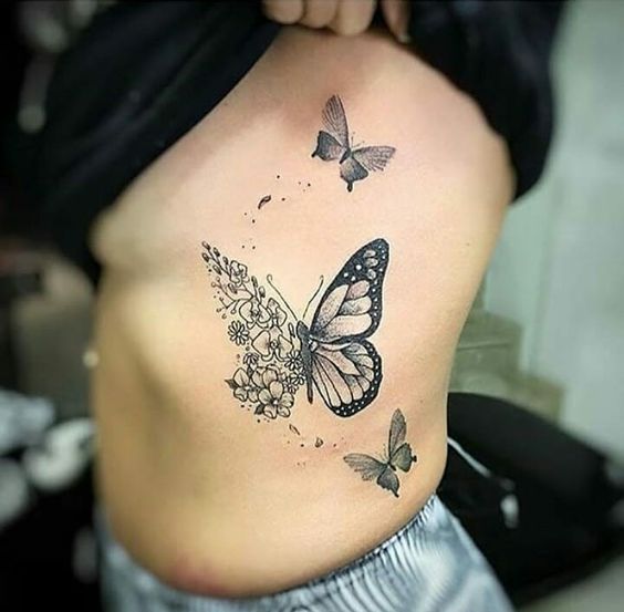 Tatouage Papillons Et Fleurs En Noir Et Gris Sur Les Côtes