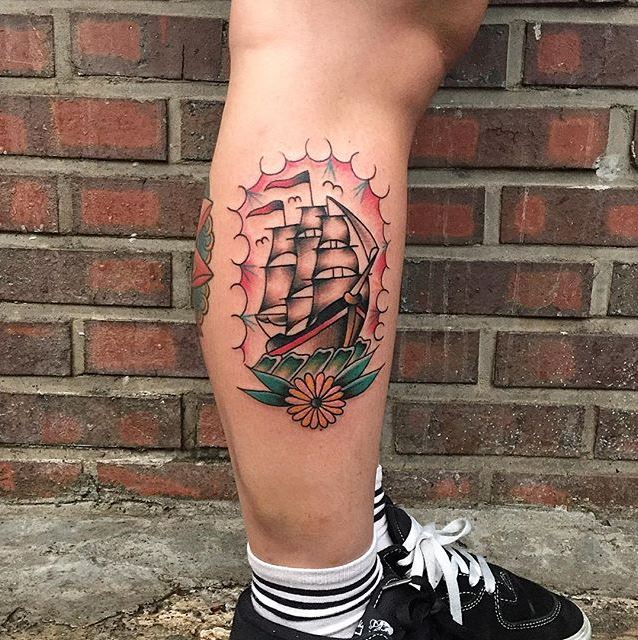 Tatouage Navire Sur La Jambe