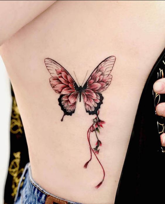 Tatouage Papillon Rouge Sur Les Côtes