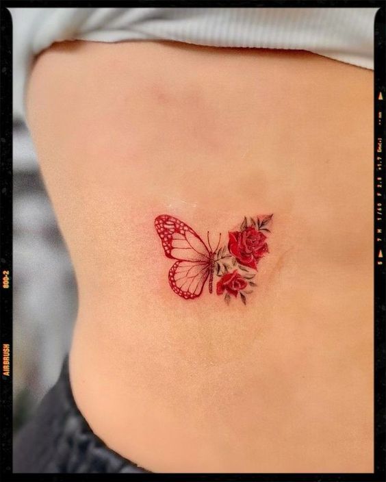 Tatouage Papillon Et Roses Rouges Sur Les Côtes