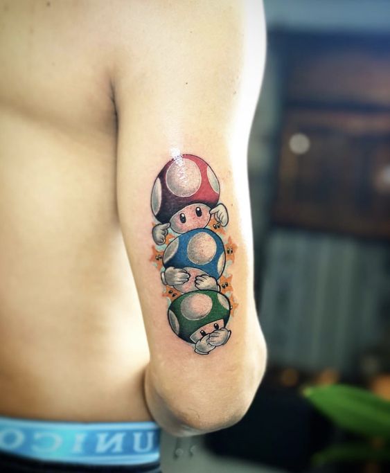 Tatouage Champignons Colorés Sur Le Bras
