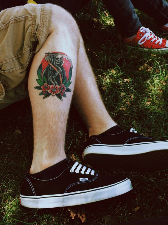 Tatouage Fleurs Et La Mort Sur La Jambe