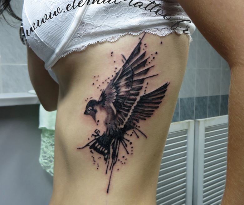 Tatouage Moineau En Noir Et Gris Sur Les Côtes