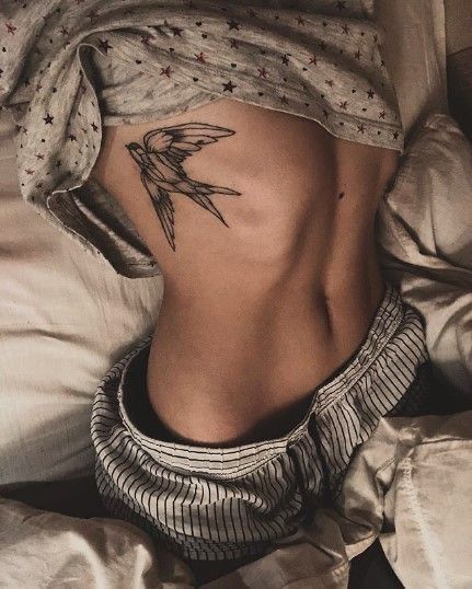 Tatouage Oiseau à L'encre Noire Sur Les Côtes