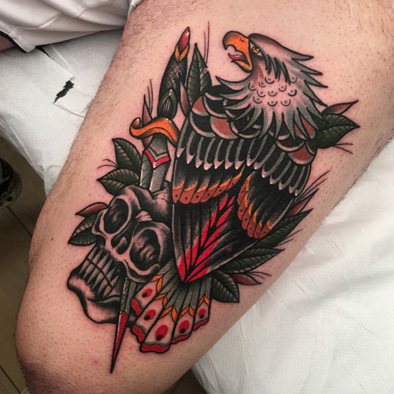 Tatouage Aigle, Poignard Et Crâne Sur La Cuisse