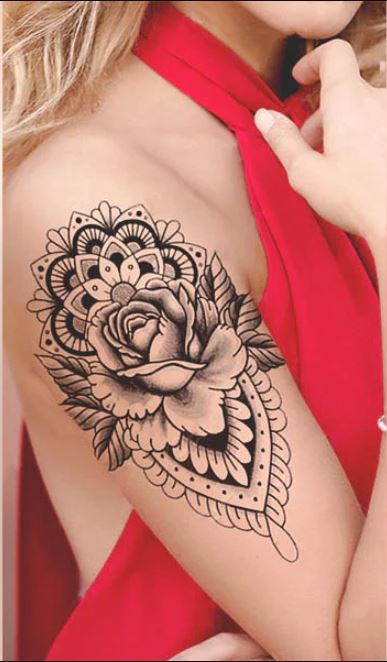 Tatouage Mandala Avec Rose En Noir Et Gris Sur L'épaule
