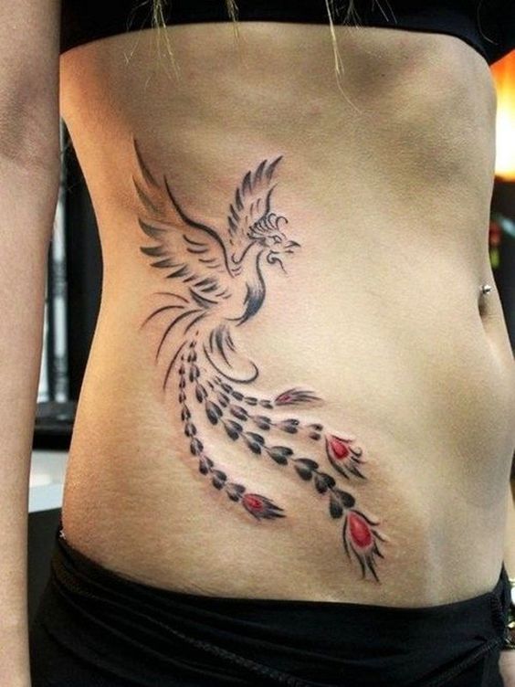 Tatouage Paon Noir Et Rouge Sur Les Côtes