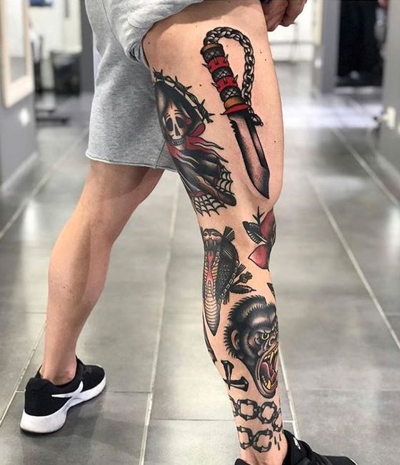 Tatouage Couteau Et Crâne Sur La Cuisse