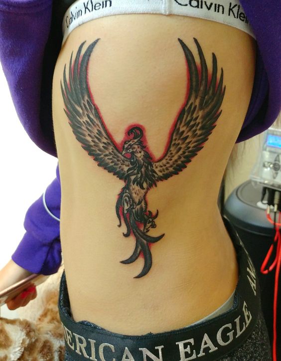 Tatouage Phoenix Noir Sur Les Côtes