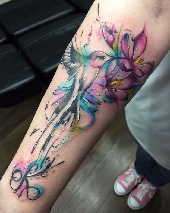 Tatouage Colibri Et Fleurs Violettes Sur L'avant Bras