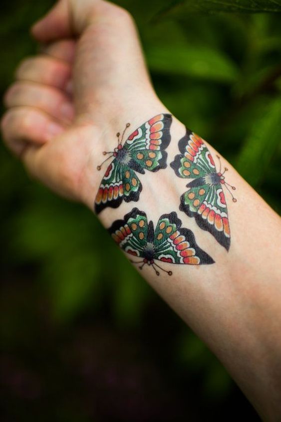 Tatouage Papillons Colorés Sur Le Poignet